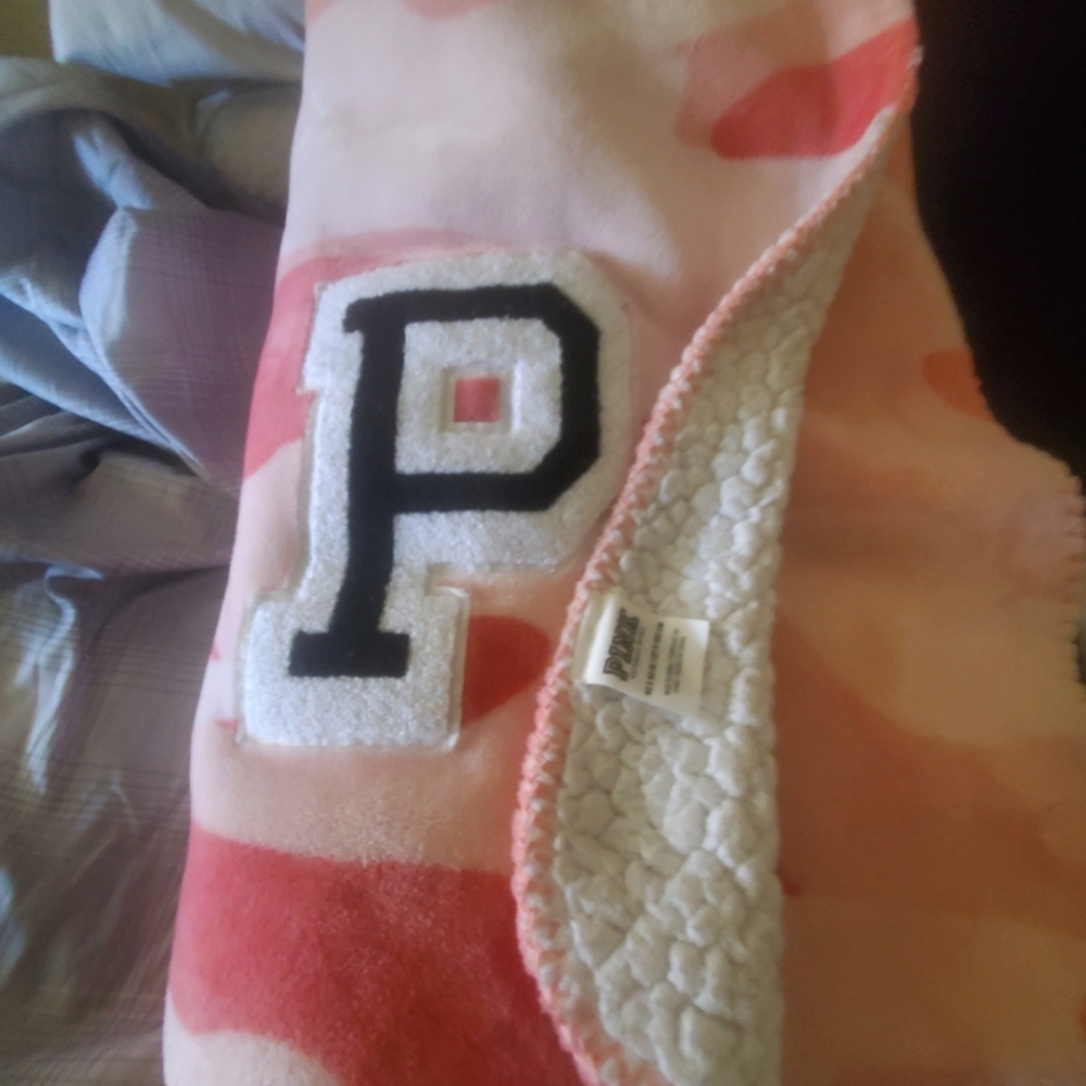 Beautiful VS Pink Sherpa blanket pink camo
